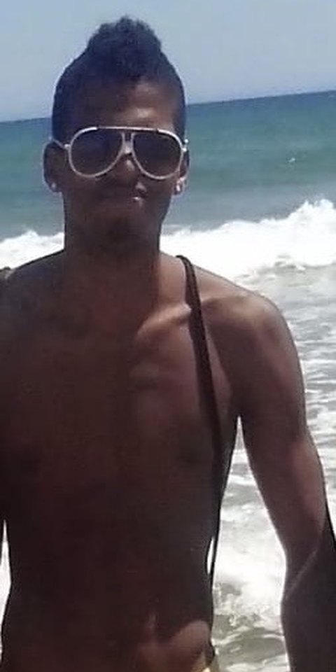 Manu before, at 63 kg, on the beach: very skinny, in sunglasses